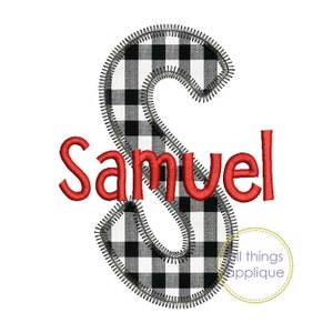 Può includere: Lettera S in tessuto a quadri bianco e nero con il nome Samuel ricamato in rosso. La lettera è contornata da un filo nero. L'immagine include il testo "All things applique".