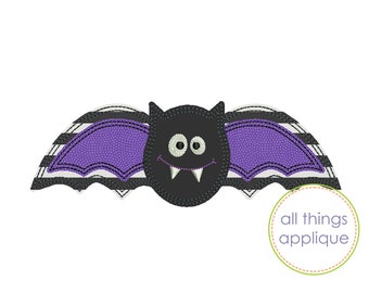 Puede incluir: Un murciélago negro y morado con una sonrisa de dientes y ojos grandes. El murciélago tiene alas rayadas y está volando.