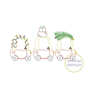 Pode incluir: Três carros de brinquedo vermelhos com rodas brancas. O primeiro carro tem uma corda de luzes coloridas ao redor. O segundo carro tem um presente embrulhado no topo. O terceiro carro tem uma árvore de Natal verde no topo.