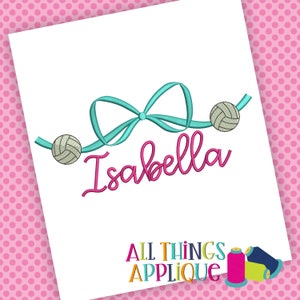 Può includere: Design ricamato con un fiocco turchese con due palloni da pallavolo bianchi e il nome "Isabella" in corsivo rosa.