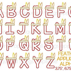 以下が含まれることがあります： 黄色い羽根のアクセントと金のバンドが付いた赤い文字のアルファベット。文字は3.75インチ、6.75インチ、7.5インチの3つのサイズがあります。「Feather Applique Alpha」というテキストも画像に含まれています。