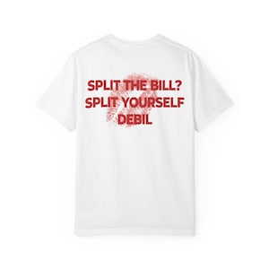 Può includere: Una t-shirt bianca a maniche corte con una stampa grafica rossa sul retro. Il design include un segno di bacio con rossetto rosso dietro il testo: SPLIT THE BILL? SPLIT YOURSELF DEBIL in lettere maiuscole rosse e in grassetto al centro.