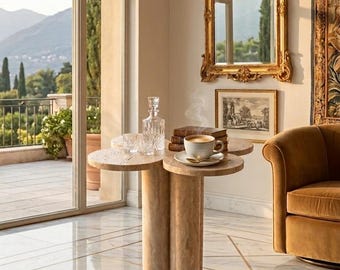 Set di tavolini laterali in travertino / Tavolino d'appoggio a doppia colonna in pietra naturale / Soggiorno moderno e organico