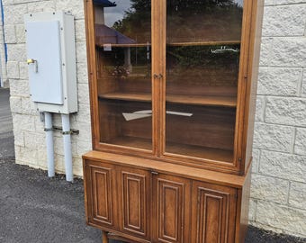 Mid Century Modern Broyhill Sculptra china cabinet |
