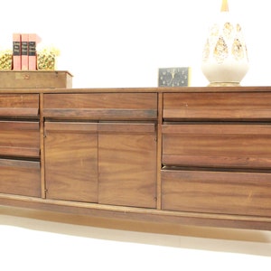 Mid Century Modern American of MArtinsville credenza long image 1