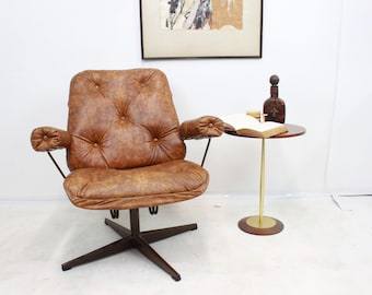 Mid Century Modern lounge chair in vinyl |