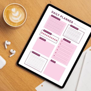 Può includere: Un pianificatore giornaliero digitale su un tablet, con sezioni per le priorità, gli obiettivi giornalieri, l'assunzione di acqua, gli appuntamenti e le note. Un caffè con latte art, auricolari wireless e una custodia di ricarica sono su una superficie di legno.