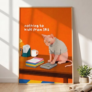 Könnte beinhalten: Gerahmter Kunstdruck mit einer Sphynx-Katze in einem grauen Pullover, die einen Taschenrechner auf einem Schreibtisch benutzt. Der orangefarbene Hintergrund trägt den Text "nothing to hide from IRS". Eine Tasse, Papiere und eine Pflanze sind ebenfalls zu sehen.