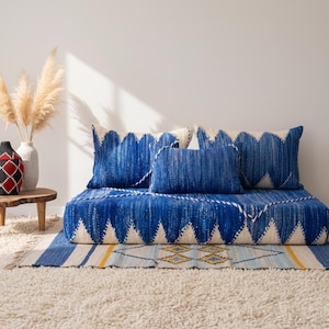 Marokkaanse slaapbank wollen vloer, handgemaakte beni ourain loveseat, grote majlis-bank, blauw gestreepte togo, berber bankhoezen op maat (ONGEVULD)