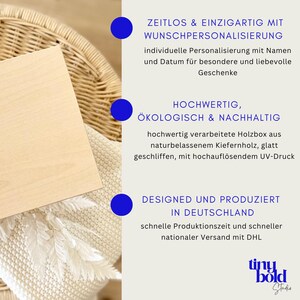 K&ouml;nnte beinhalten: Eine helle Holzbox mit glatter Oberfl&auml;che, die deutschen Text enth&auml;lt, welcher Personalisierungsoptionen mit Namen und Datum, die &ouml;kologische Kiefernholzkonstruktion, UV-Druck und die Produktion in Deutschland hervorhebt, inklusive des tiny bold studio Logos.