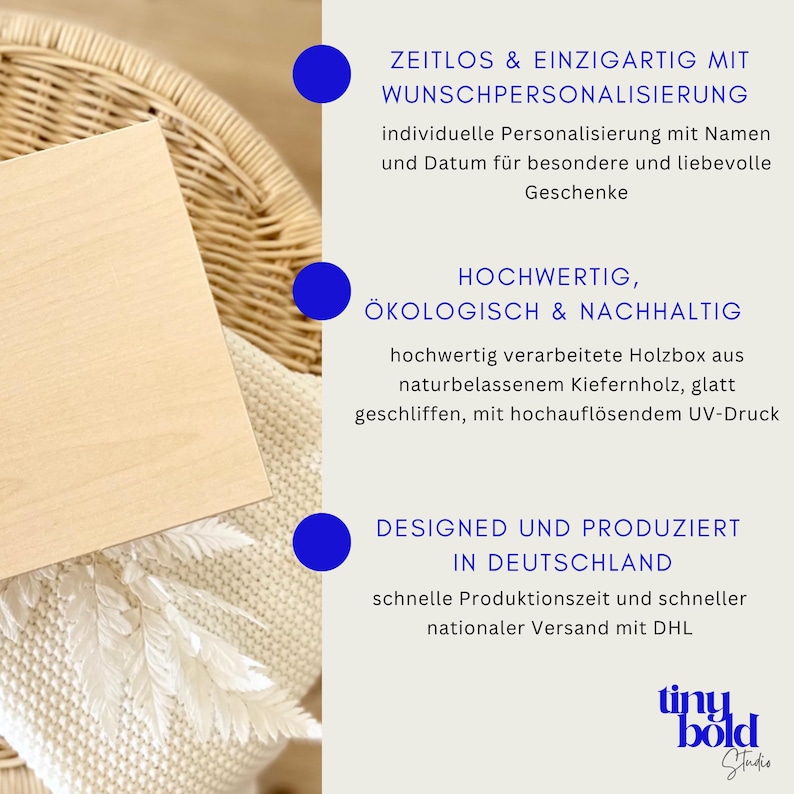 K&ouml;nnte beinhalten: Eine helle Holzbox mit glatter Oberfl&auml;che, die deutschen Text enth&auml;lt, welcher Personalisierungsoptionen mit Namen und Datum, die &ouml;kologische Kiefernholzkonstruktion, UV-Druck und die Produktion in Deutschland hervorhebt, inklusive des tiny bold studio Logos.