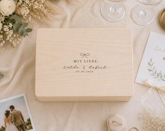 Personalisierte Erinnerungskiste mit Name & Datum | Geschenk zu Hochzeit Verlobung Jahrestag Geburtstag | minimalistische Holz Geschenkbox