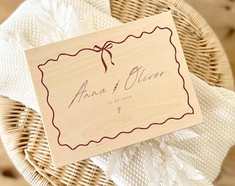 Personalisierte Erinnerungskiste mit Name & Datum | Geschenk zur Hochzeit Verlobung für Brautpaar | Holzbox im Coquette Whimsy Stil Schleife