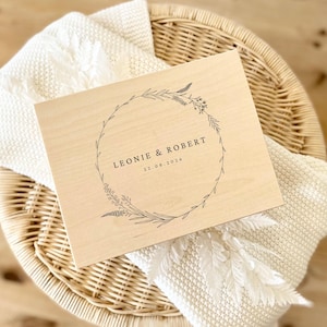 Personalisierte Erinnerungskiste mit Name & Datum | zeitlos floral Truhe | Hochzeit Geschenk Blumen Holzbox | Whimsy Boho Memory Box