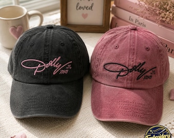 Gorra lavada con firma bordada de Dolly Parton, homenaje conmemorativo 1946–2026.
