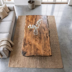 Mesa de centro de nogal con borde natural, mesa auxiliar con patas de bloque grueso, tablero de madera maciza pesada, muebles rústicos modernos de estilo granja, sin epoxi.