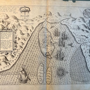 Peut inclure: Illustration de carte ancienne représentant un paysage côtier avec des navires, du texte et une rose des vents. La carte comprend des armoiries, du texte dans un cadre décoratif et une représentation détaillée du terrain. La palette de couleurs est sépia et noire.