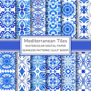 Puede incluir: Una colección de papel digital de acuarela con patrones sin costuras en tonos azules y blancos, que recuerdan a las baldosas mediterráneas. Los patrones incluyen diseños florales y geométricos. El texto "Mediterranean Tiles" está incluido.