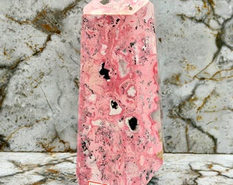 Polierter Rhodonit-Turm in Freiform | Obelisk aus rosa-schwarzem Kristall, Naturstein-Dekor