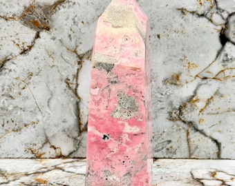 Polierter Rhodonit-Turm in Freiform | Obelisk aus rosa-schwarzem Kristall, Naturstein-Dekor