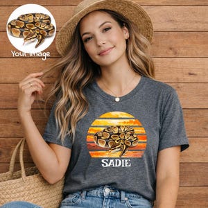 Chemise personnalisée en python-balle - T-shirt personnalisé avec photo et nom de serpent - cadeau pour amateur de reptiles, t-shirt pour maman en python bottine - chemise rétro serpent coucher de soleil