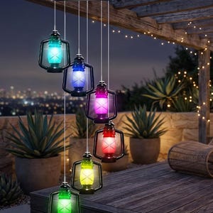 Peut inclure: Carillon éolien extérieur à énergie solaire avec six lanternes suspendues. Chaque lanterne a un cadre noir et émet une couleur de lumière différente : bleu, vert, jaune, rouge et violet. Les lanternes sont suspendues à un panneau solaire noir.
