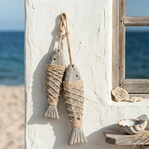 Decoración de pared con peces de madera flotante mediterráneos. Juego de 2 adornos rústicos de playa costera en red. Decoración colgante retro náutica.