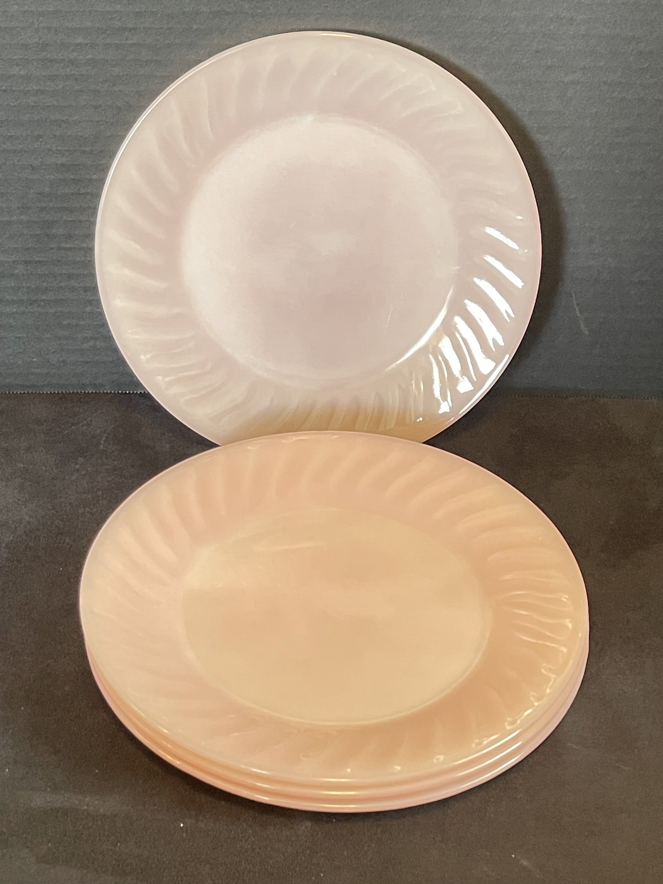 Fire-King Swirl ディナープレート４枚、カップ1個 Fire King Pink Swirl Dinner Plates, Set of 4 - Etsy