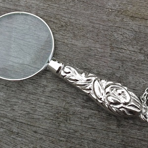 Magnifying lens on chain - antique style