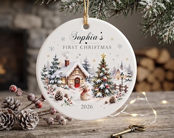 Personalisierter Weihnachtsschmuck „Erstes Weihnachtsfest“, Erinnerungsstück „Winterliches Häuschen mit Hasenmotiv“, Keramik-Weihnachtsdorf-Ornament mit Aquarellmotiv (2026)