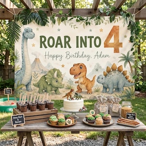 以下が含まれることがあります： 恐竜をテーマにした誕生日パーティーセット。ROAR INTO 4 Happy Birthday, Adamと書かれた大きな背景幕、恐竜のトッパーが飾られた白いケーキ、チョコレートプリン、カップケーキ、Explorer Gearと書かれた小さなギフトバッグが並んでいます。