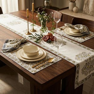 Juego de mesa de lino de tela de lona con estampado a mano de 13 piezas: camino de mesa floral, manteles individuales y servilletas.
