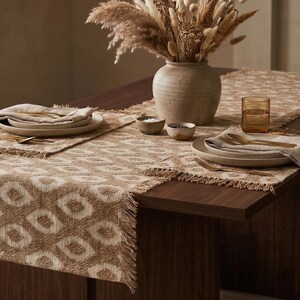 Jute tafelloper en placematset met ogee-patroon, neutrale herfstdecoratie voor Thanksgiving.