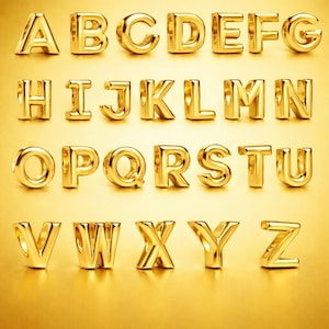 Può includere: Un alfabeto completo di lettere dorate tridimensionali, disposte in file su uno sfondo dorato. Le lettere sono lucide e riflettono la luce, creando un aspetto lussuoso. Le lettere sono in un carattere serif.