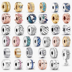 Puede incluir: Una colección de abalorios de plata y dorados con varios diseños. Algunas cuentas presentan piedras preciosas, diseños florales o formas geométricas. Otras tienen detalles grabados o la palabra "Always".