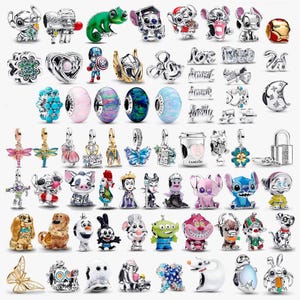 Op de afbeelding: Een verzameling diverse metalen en geëmailleerde bedels met verschillende personages, symbolen en decoratieve vormen. De bedels bevatten afbeeldingen van stripfiguren, dieren, bloemmotieven en woorden in cursief schrift voor sieraden.