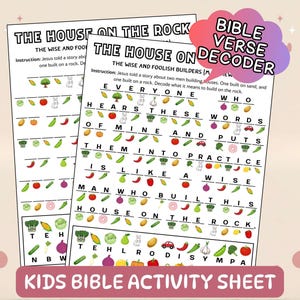 Könnte beinhalten: Zwei druckbare Bibelvers-Decoder-Aktivitätsblätter für Kinder. Die Blätter zeigen den Text "The House on the Rock" und einen Decodierungsschlüssel mit verschiedenen Symbolen. Eine rosa wolkenförmige Grafik lautet "Bible Verse Decoder". Das untere Banner lautet "Kids Bible Activity Sheet".