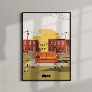 Puede incluir: Lámina enmarcada que muestra un sofá naranja frente a edificios de ladrillo, con un sol amarillo. La impresión incluye el texto "THE WIRE" en la parte inferior y representa una escena urbana con cables eléctricos.