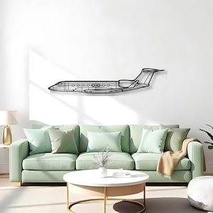 Könnte beinhalten: Ein Wandkunstobjekt aus schwarzem Metall in Form des Seitenprofils eines Privatjets. Das Design zeigt klare, lineare Ausschnitte, die die Cockpitfenster, die Kabinenfenster, die Tragflächen und die T-Leitwerkstruktur des Flugzeugs darstellen.