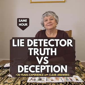 Puede incluir: Una mujer con cabello gris está sentada detrás de una mesa con cartas del tarot. La imagen presenta el texto "LIE DETECTOR TRUTH VS DECEPTION" y "+30 YEARS EXPERIENCE CLEAR ANSWERS". Una forma marrón oscuro en la esquina superior izquierda dice "SAME HOUR".