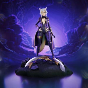 Könnte beinhalten: Detaillierte Figur einer Figur mit weißen Haaren und Katzenohren, die ein schwarz-goldenes Outfit mit Umhang trägt. Die Figur steht auf einem dunklen Sockel mit halbmondförmigem Design vor einem violetten, wolkigen Hintergrund.