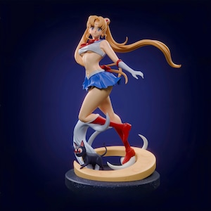 Könnte beinhalten: Detaillierte Figur eines weiblichen Anime-Charakters in dynamischer Pose. Sie trägt einen blauen Rock, rote Stiefel und ein weißes und rotes Oberteil. Eine schwarze Katze steht in der Nähe des Sockels, der die Form eines Halbmonds hat.