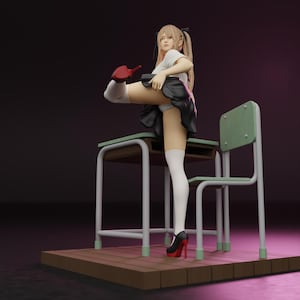 Op de afbeelding: Een beeldje van een persoon in schooluniform, met een wit overhemd, zwarte rok en hoge hakken. De figuur poseert met één been omhoog, met een rood voorwerp in de hand. Een bureau en een stoel staan op de achtergrond, met een houten basis.
