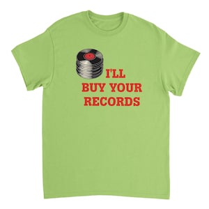 Puede incluir: Camiseta verde claro con el texto rojo "I'll Buy Your Records". Encima del texto, un gráfico de discos de vinilo apilados con un centro rojo y surcos negros.
