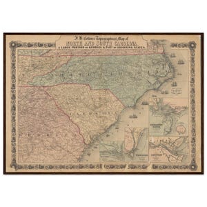 Op de afbeelding: Een antieke kaart in een lijst met de titel "J.H. Colton's Topographical Map of North and South Carolina." De kaart toont gedetailleerde cartografie van de staten, met een focus op de kustgebieden en aangrenzende gebieden. De kaart is ingelijst in een donkerbruine houten lijst.