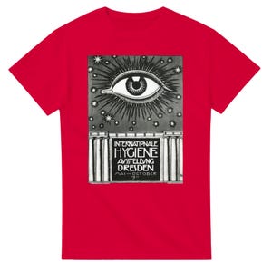Puede incluir: Camiseta roja con un diseño en blanco y negro. El diseño incluye un ojo con rayos, estrellas y el texto "INTERNATIONALE HYGIENE AUSSTELLUNG DRESDEN MAI-OCTOBER 1911".