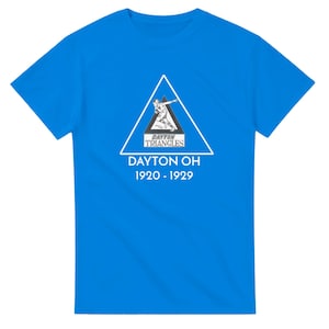 Op de afbeelding: Felblauw T-shirt met een wit driehoekig ontwerp. Het ontwerp bevat een vintage illustratie en de tekst "Dayton Triangles", "Dayton OH 1920-1929". Het shirt heeft een ronde hals en is gemaakt van zacht materiaal.