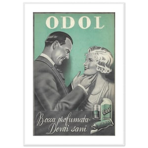 Puede incluir: Anuncio vintage de enjuague bucal Odol. La imagen presenta a un hombre y una mujer, con el hombre tocando el cuello de la mujer. El texto "ODOL" está en la parte superior, con texto en italiano en la parte inferior. También se ve una botella, un tubo y un vaso.