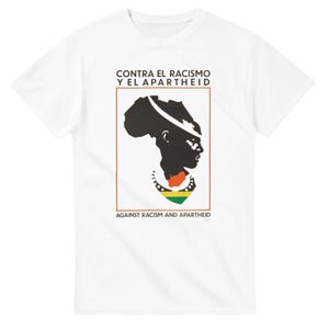 Op de afbeelding: Een wit T-shirt met korte mouwen en een centrale afbeelding binnen een dunne oranje rechthoekige rand. Het ontwerp toont een zwart silhouet van het Afrikaanse continent, het profiel van een persoon en de tekst "CONTRA EL RACISMO Y EL APARTHEID" en "AGAINST RACISM AND APARTHEID" in het zwart.