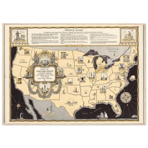 Può includere: Una mappa vintage degli Stati Uniti, con illustrazioni e testo. La mappa è intitolata "A Map of Sinclair Lewis' United States" e include il testo "Principal Places". La mappa è incorniciata in legno chiaro.